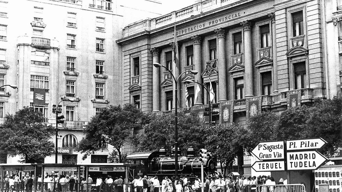 Locomotora Baldwin, en la plaza España, por la exposición 'El tren en Aragón', 1987