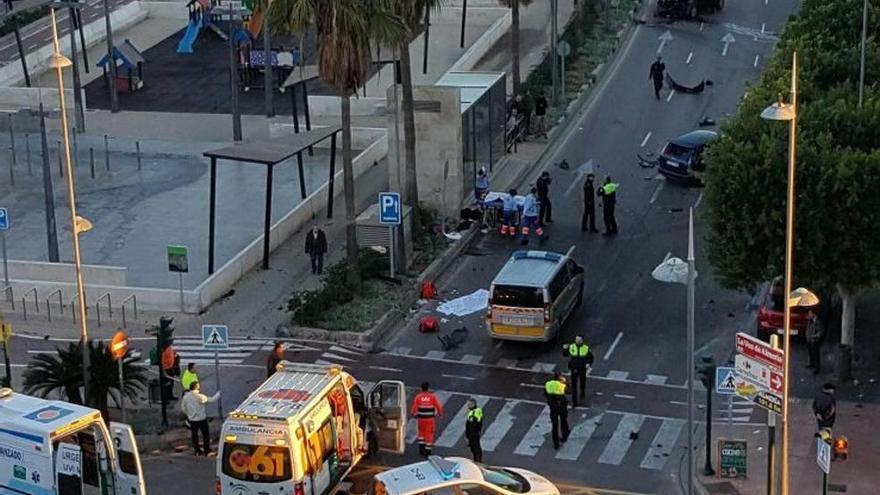 Policías y efectivos sanitarios, ayer por la mañana en el lugar del siniestro, en la avenida Federico García Lorca de Almería.