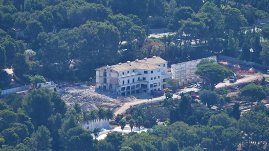 Imagen de las obras del hotel Formentor en la que se aprecia el derribo de gran parte del edificio original.