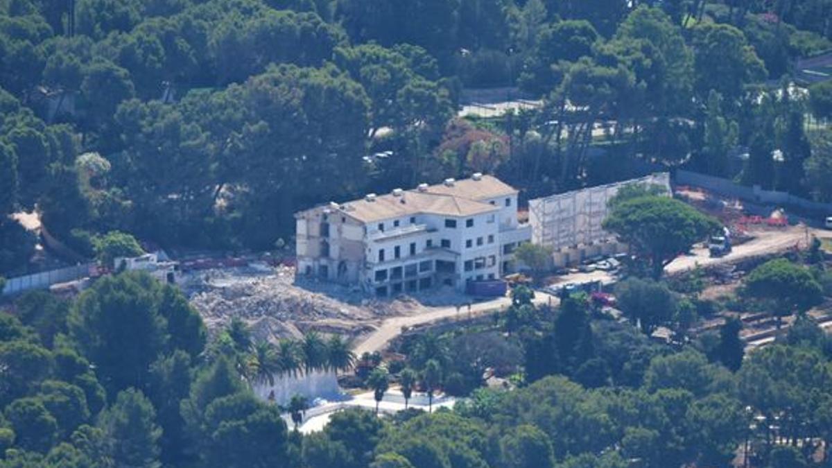 Imagen de las obras del hotel Formentor en la que se aprecia el derribo de gran parte del edificio original.