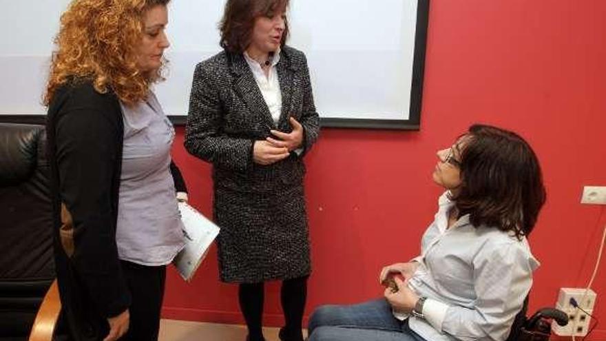 López Abella charla con la presidenta de Acadar, Mónica Álvarez. / c. paz