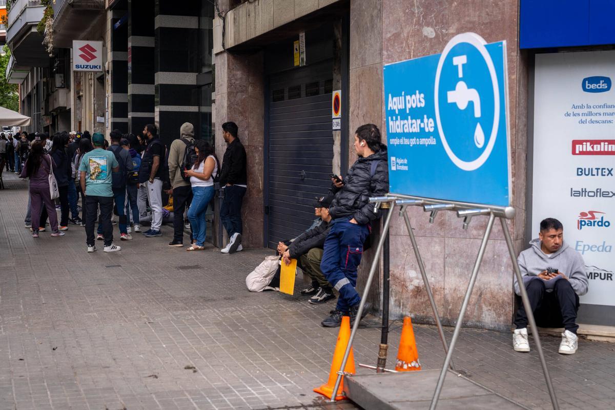 Fuente de agua potable instalada en la esquina de Gran Via con Sicília para que las personas que soportan largas colas para obtener certificados de regularización de la OAC puedan hidratarse