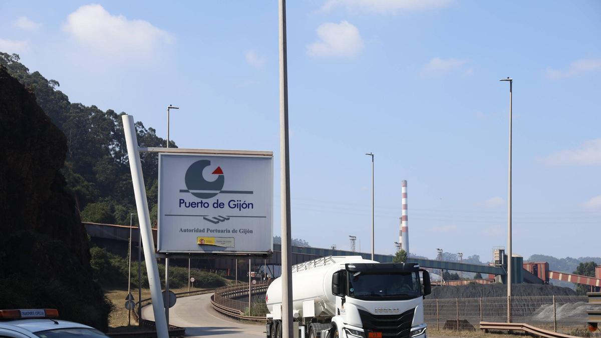 Un camión cisterna saliendo ayer por Aboño del puerto de El Musel.