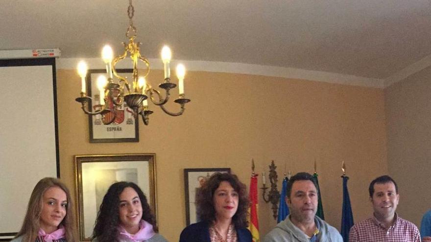 Nuria González (reina de las fiestas), Paz Herrero (dama), Mónica Gutiérrez (concejala de Festejos), Fifu García (vicepresidente de la SFC) y José Manuel González (alcalde) presentando, ayer, la programación.