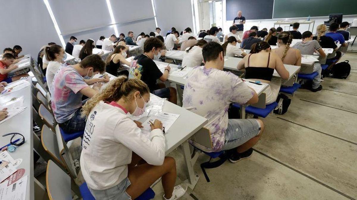 Estudiantes realizando un examen en una imagen de archivo.