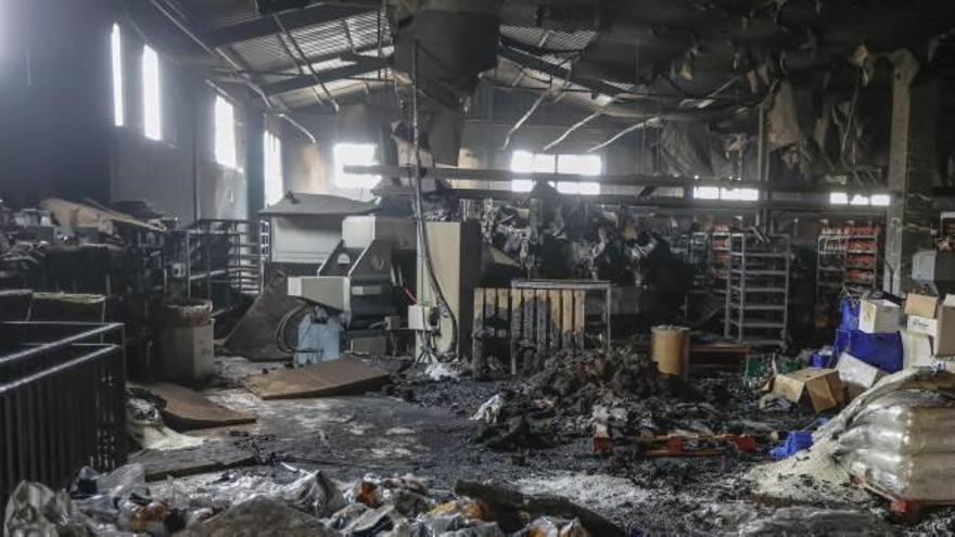 El interior de la nave una vez que acabaron los bomberos