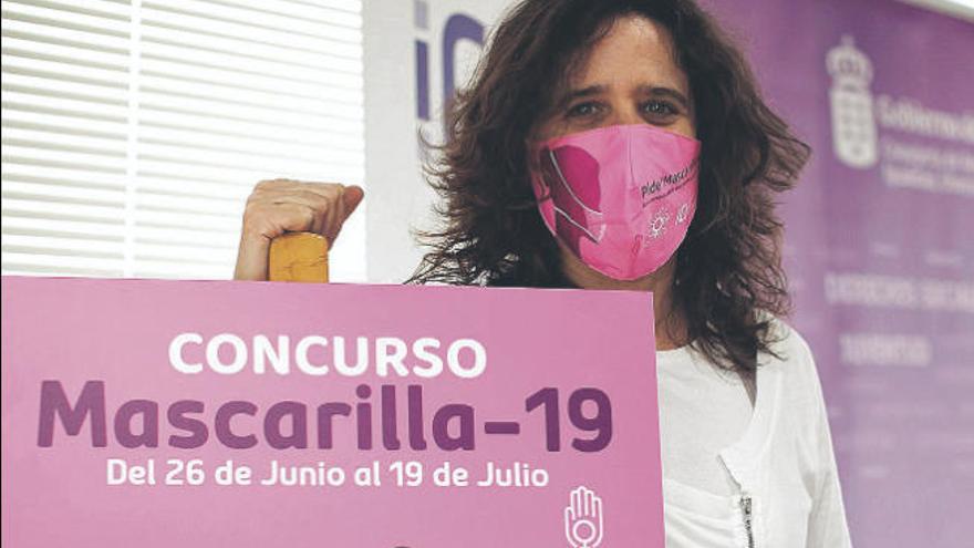 Kika Fumero junto al cartel del Concurso Mascarilla-19, ayer.