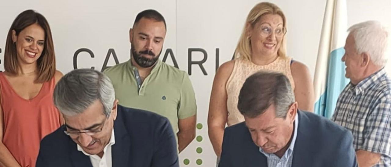 Román Rodríguez y Francisco Perera, el lunes en la firma del acuerdo entre NC y Agrupación de Electores de Tejeda.