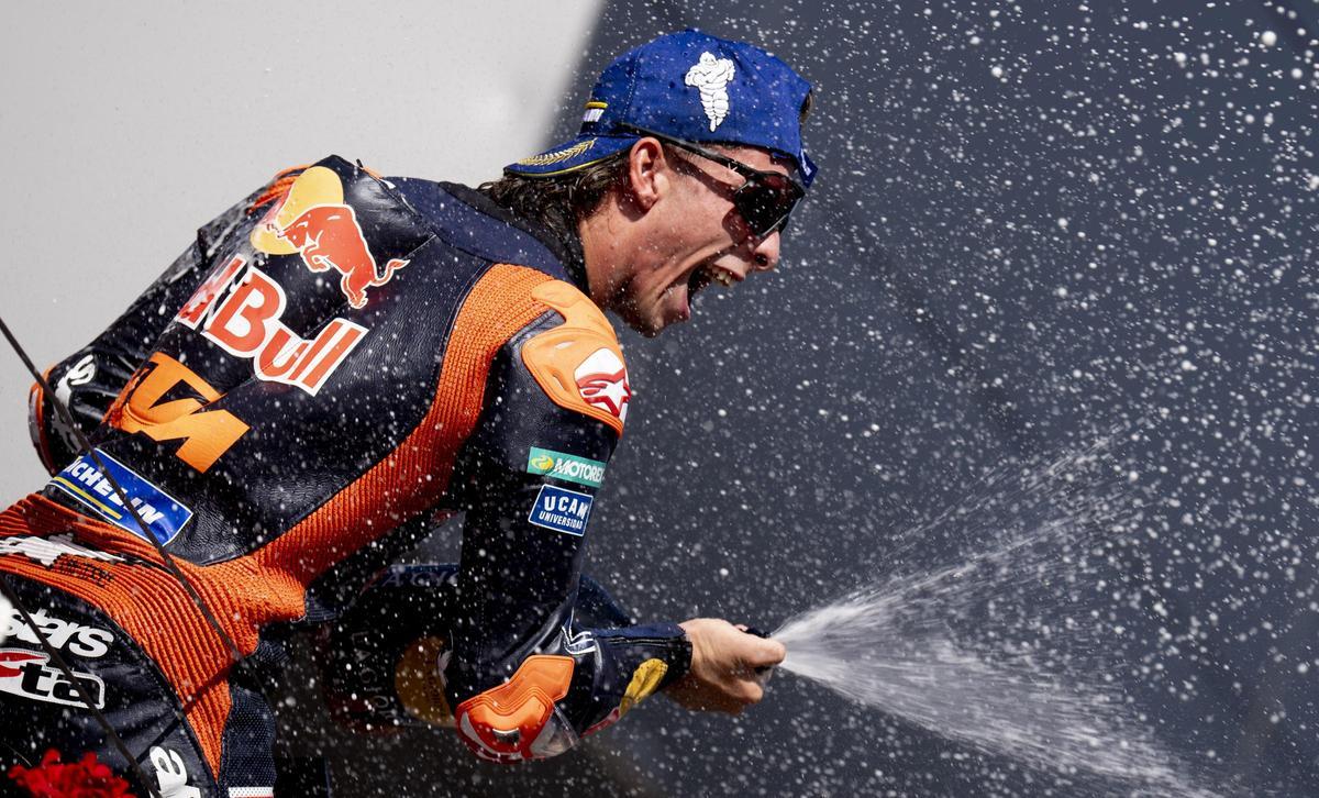 Pedro Acosta (KTM) celebra su primera victoria en MotoGP en Spielberg (Austria).