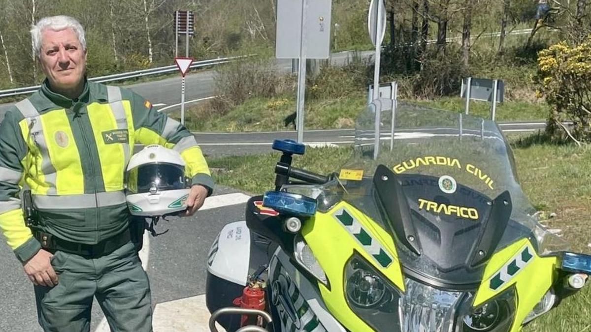 Antonio Castro Dafonte junto a su motocicleta de la agrupación de Tráfico.
