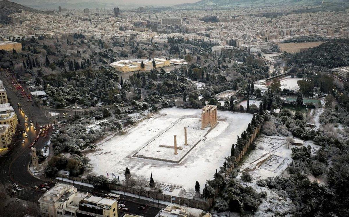 La nieve cubre el templo de Zeus y los Jardines Nacionales en Atenas, Grecia.