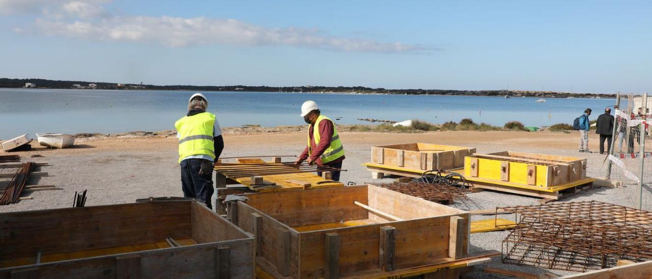 Inicio de los trabajos de los pantalanes flotantes en s’Estany des Peix.