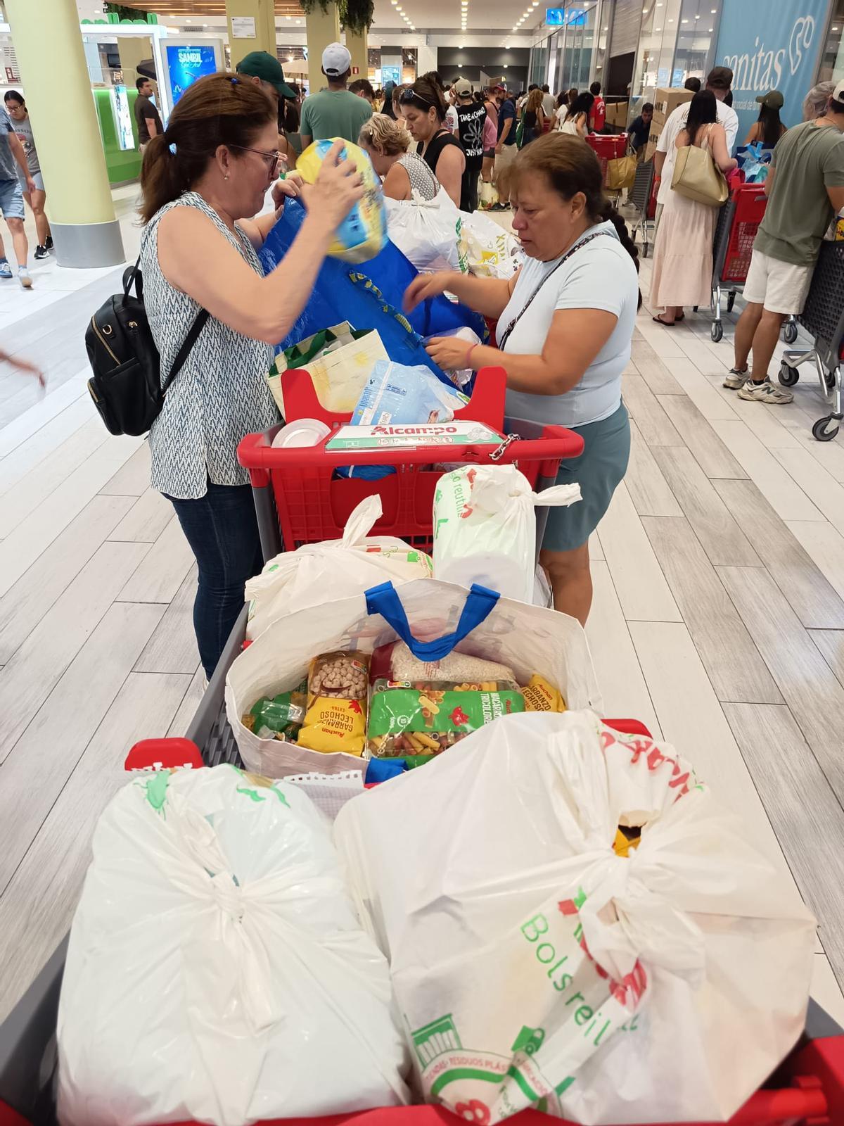 La comunidad venezolana de Madrid organiza una gran recogida de ayuda en Sambil para los afectados por los terremotos en Venezuela.