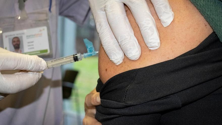 Un sanitario administra una vacuna en el hospital de Dénia