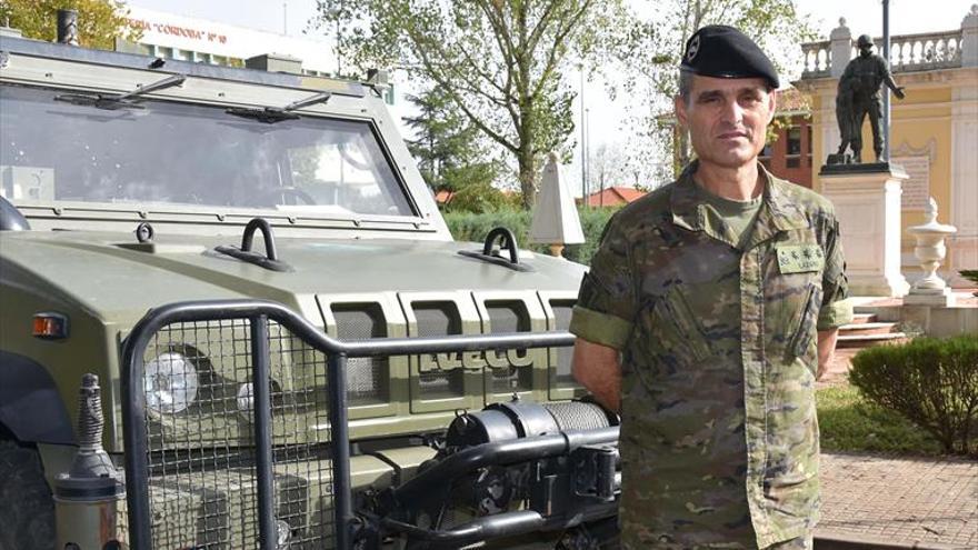 El general Lázaro toma el mando de la Brigada X de Cerro Muriano