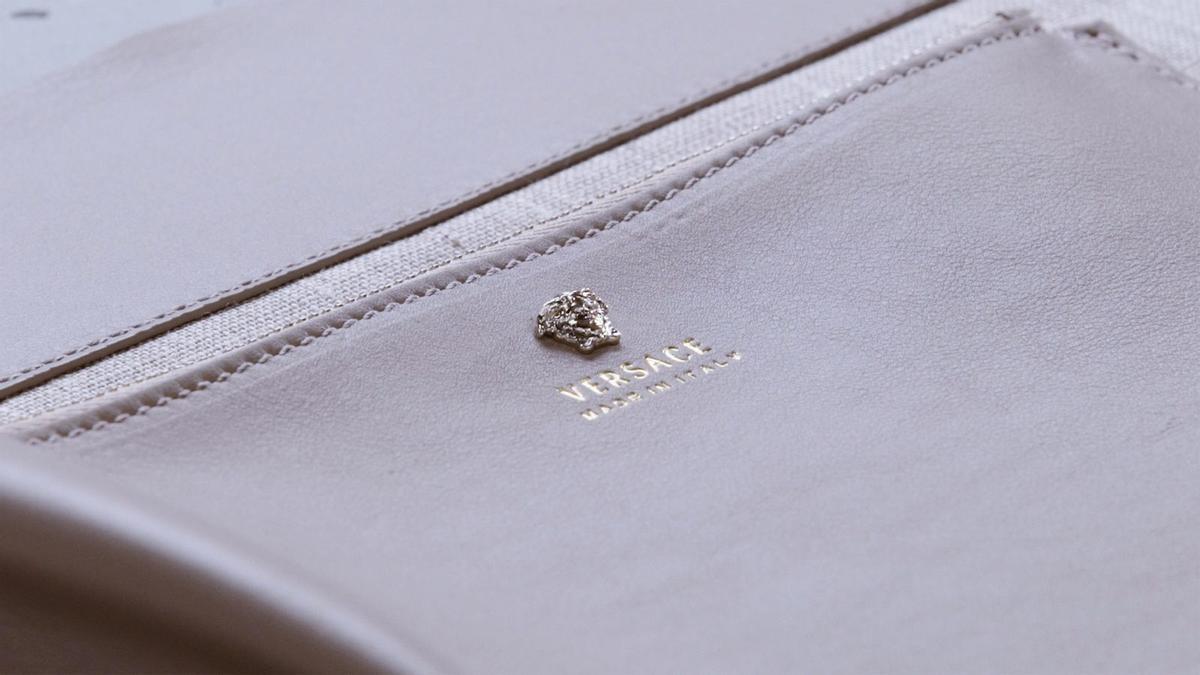 'Savoir faire' de Versace: detalles de la marca en el bolso 'Palazzo Empire'