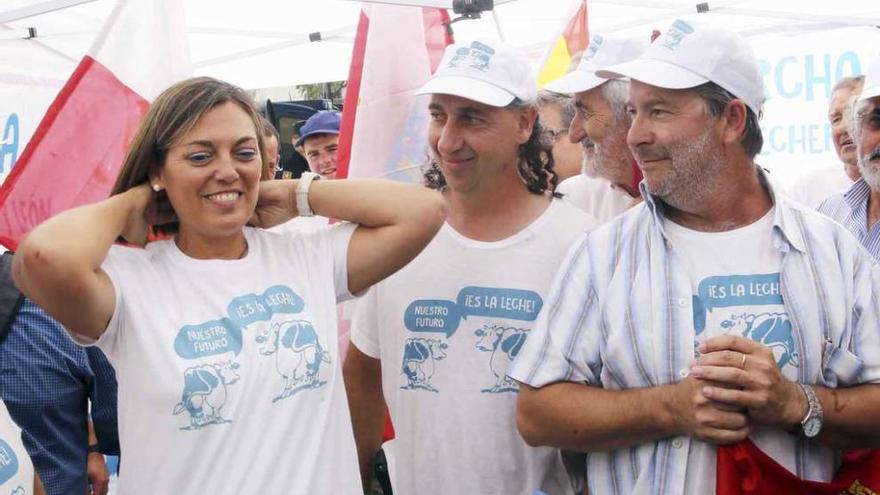 La consejera de Agricultura, Milagros Marcos, se pone la camiseta de la Marcha blanca junto a los responsables de Asaja y Uccl.