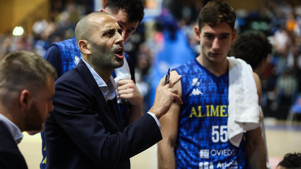 Javi Rodríguez da indicaciones a sus jugadores, con Lobaco a su lado, en un partido del Alimerka Oviedo Baloncesto.