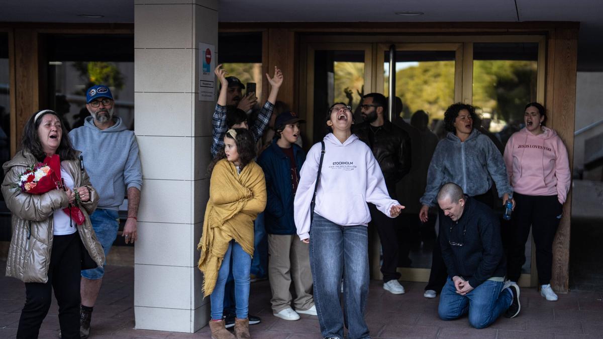Reunión de varias personas a las puertas del centro sociosanitario, donde se practicará la eutanasia a la joven Noelia, el 26 de marzo de 2026