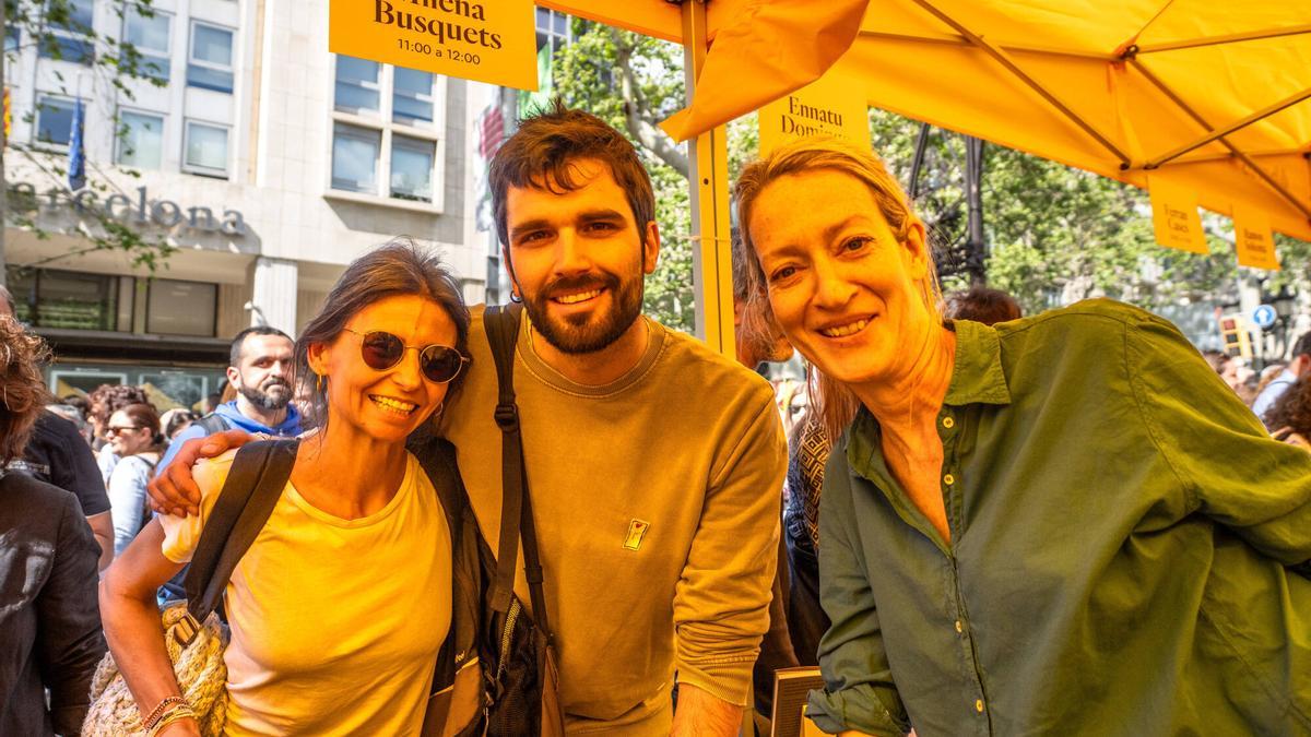 Alberto ha querido regalarle a María el libro ‘También esto pasará’ de Milena Busquets.
