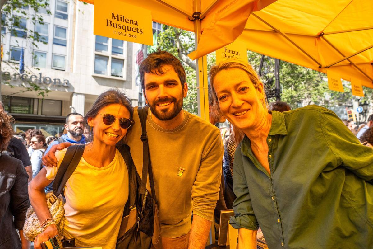 Alberto ha querido regalarle a María el libro ‘También esto pasará’ de Milena Busquets.