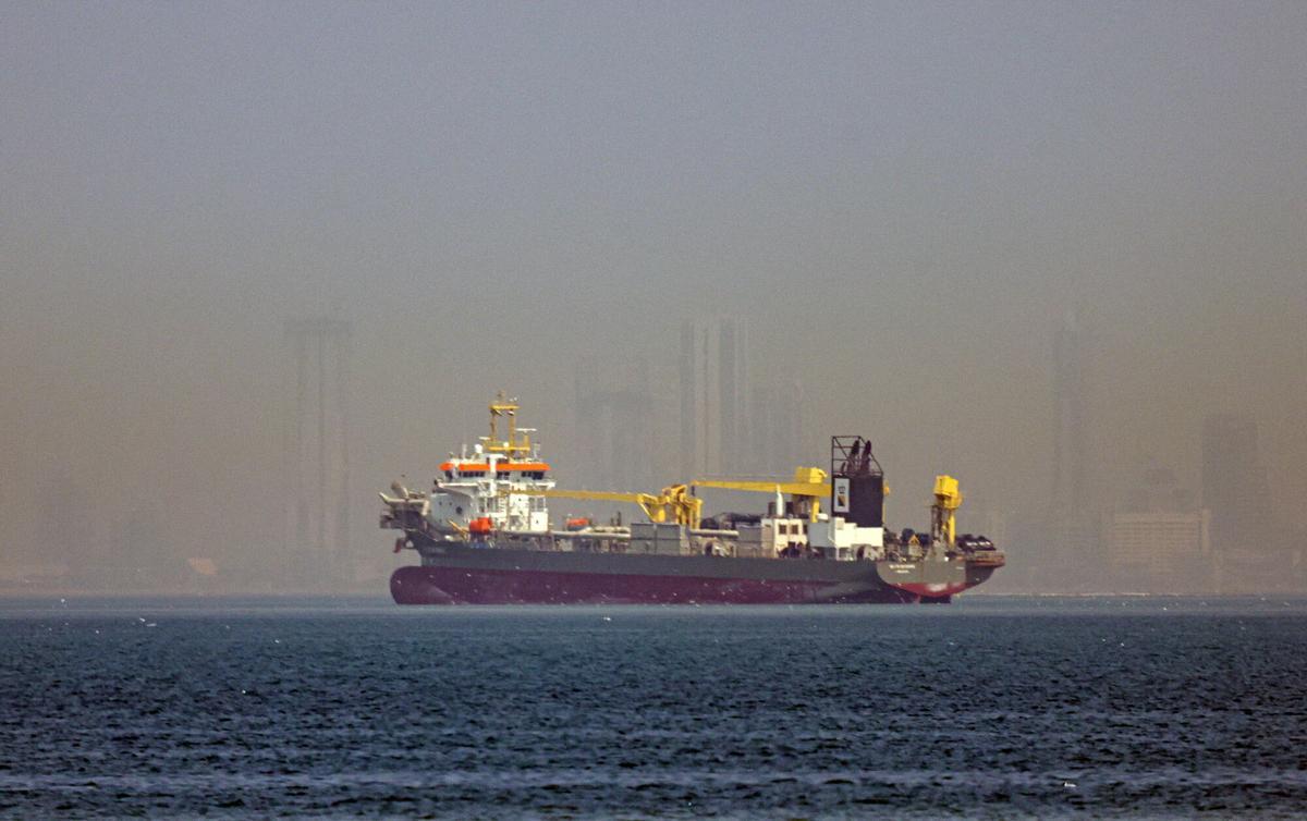 Se observa un buque fondeado frente a la costa de Dubai, Emiratos Árabes Unidos, el 1 de marzo de 2026.