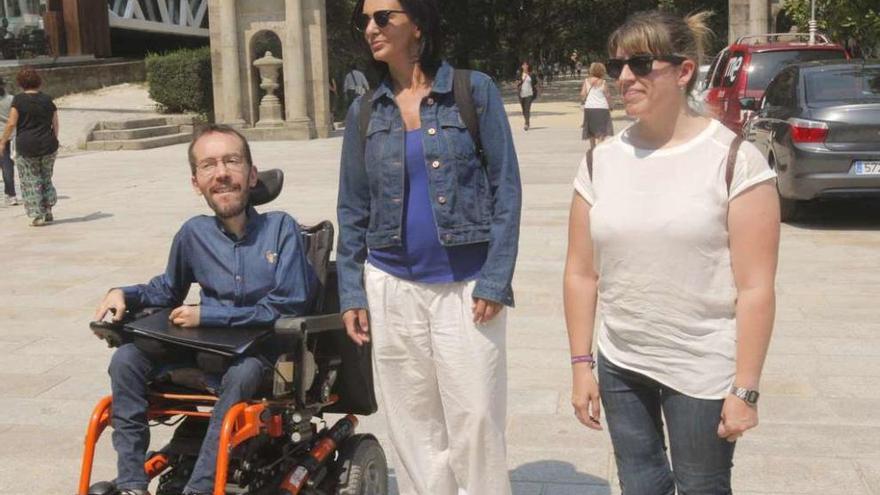 Echenique, desde la izquierda, Carolina Bescansa y Carmen Santos, ayer en Santiago. // X. Álvarez