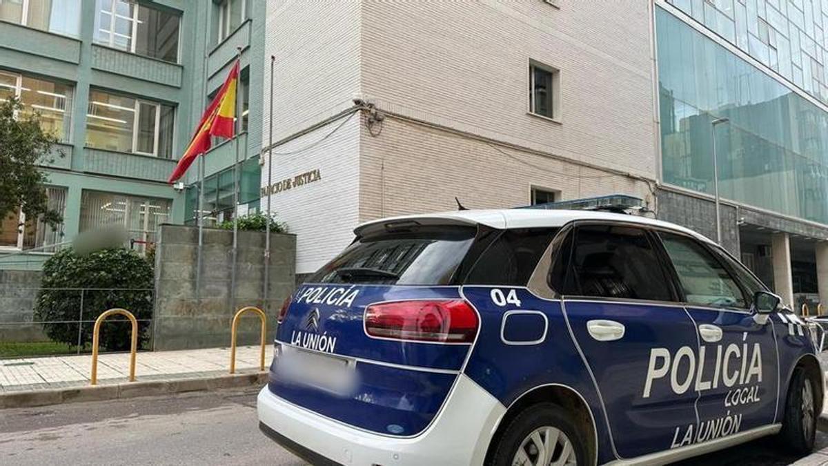 Vehículo de la Policía Local de La Unión en el exterior de los juzgados de Cartagena.