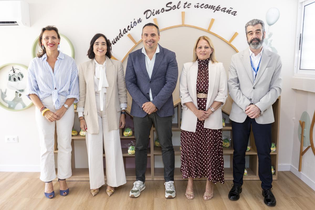 La presidenta de la Fundación DinoSol, Davinia Domínguez con el director del Servicio Canario de Salud y el gerente del HUC, respectivamente