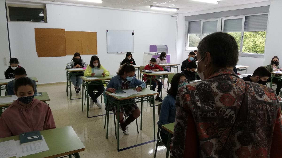 Profesora y alumnado en el IES Manuel García Barros (A Estrada).