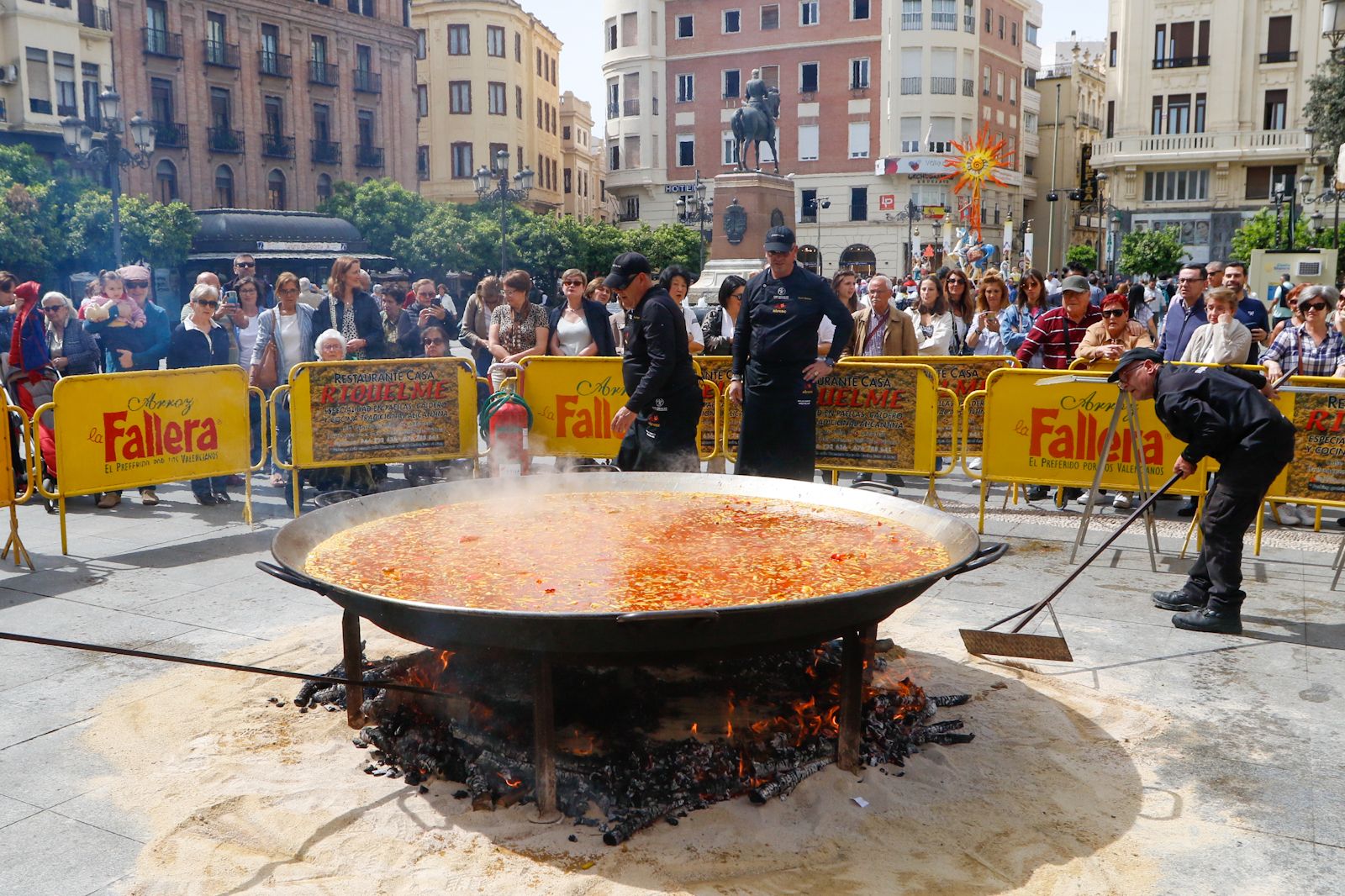 Alicante se vende en Córdoba: arroz, fuego y 'mascletá'