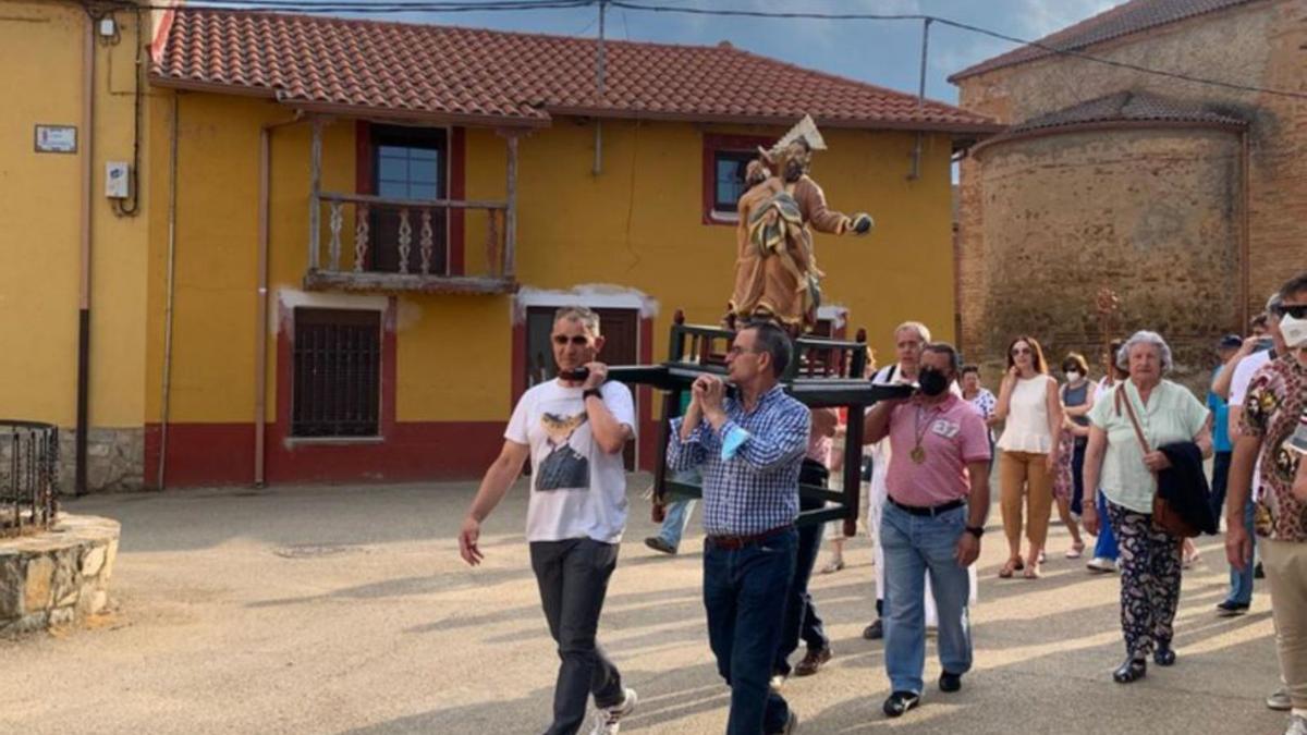 La procesión, camino a la Trinidad. | E. P.