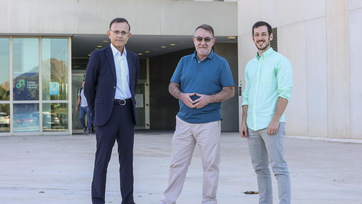 Antonio Ferrer, Miguel Sánchez de León y Guillermo del Barco en el parque científico de la UA este viernes