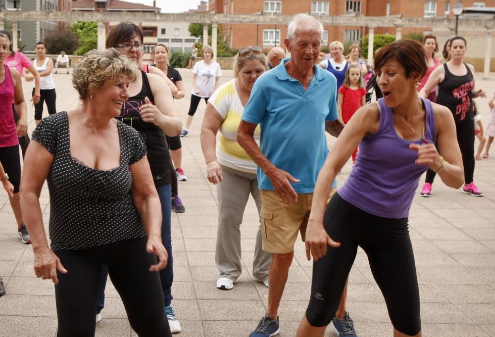 Clase de zumba al aire libre en Gijón