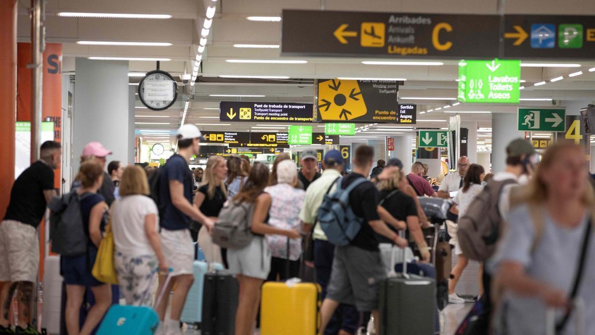 Palma: Passagiere im Ankunftsbereich des Flughafens.