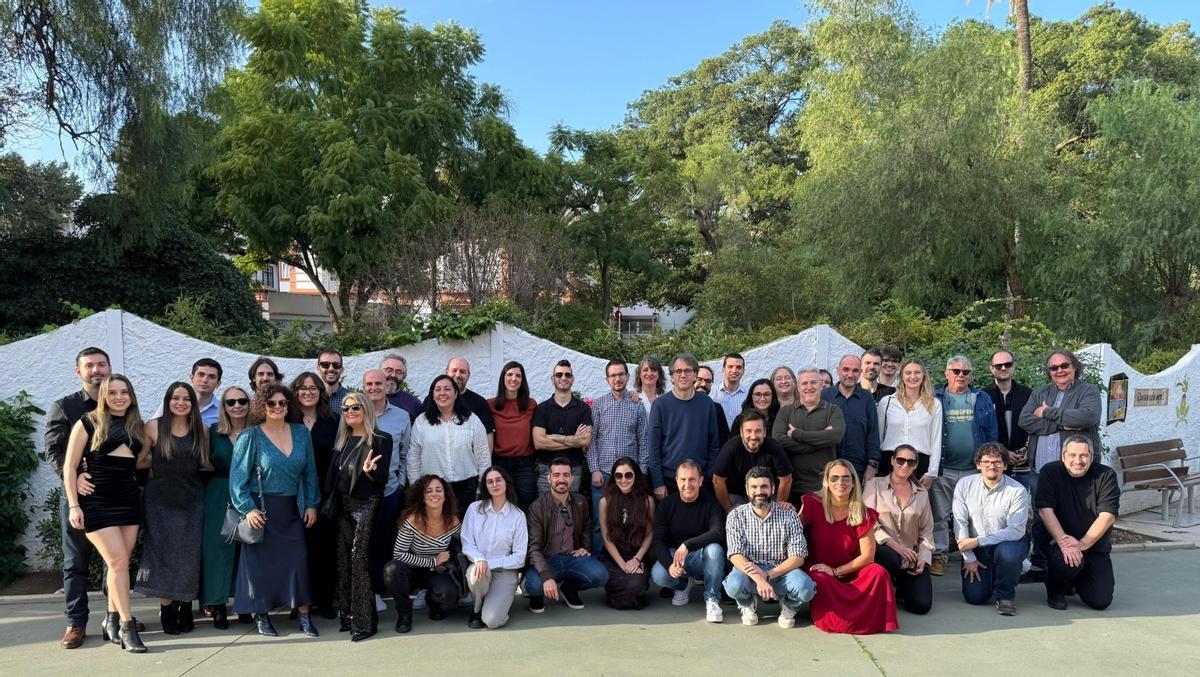 Foto de familia de los trabajadores de Todocolección, en un evento de empresa.
