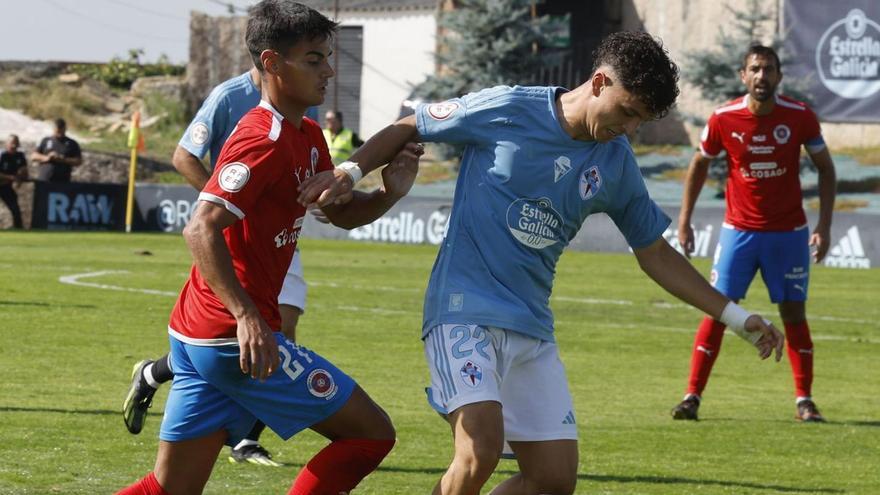 Roi Tato, del Celta C, controla el balón ante el ourensano Yelco Alfaya en el partido de ayer. |  // RICARDO GROBAS