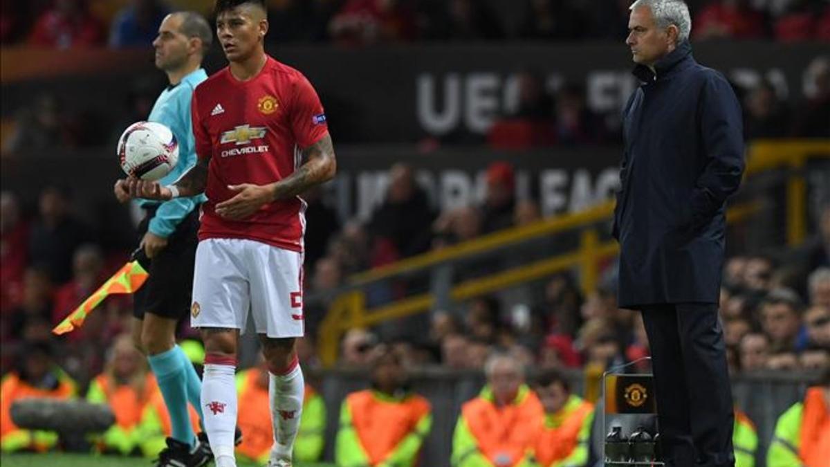 Marcos Rojo está entre los defensas que no convencen a Mourinho.