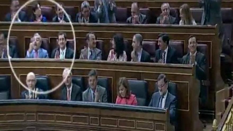 Un diputado del PP le hace un gesto despectivo a Pedro Sánchez