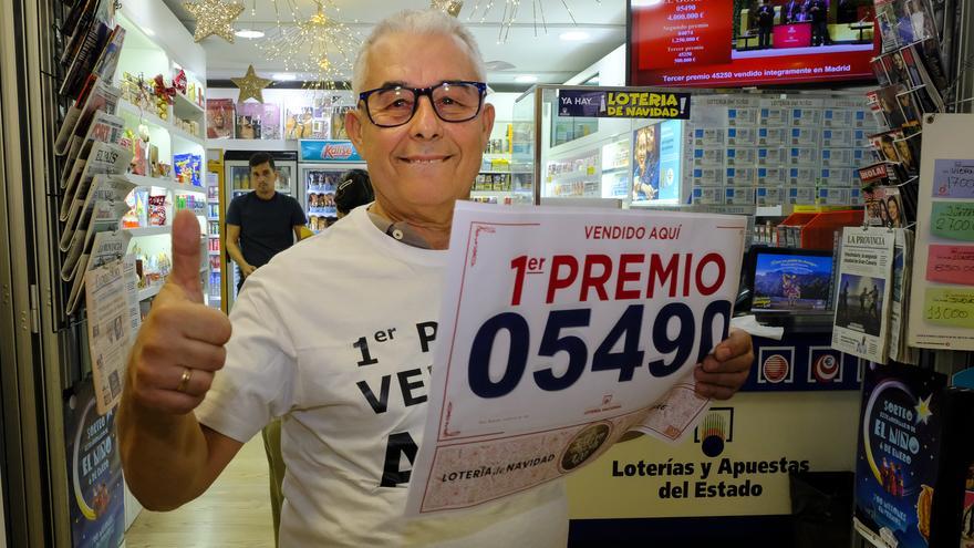 &quot;Chacho, Miguel, ¿dónde está el champán?&quot;, la lotería deja alegría en Las Palmas de Gran Canaria