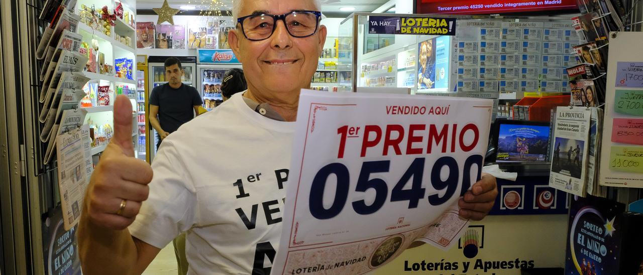 La tabaquería Bazar Itaca, en la calle Rafael Cabrera, vende un décimo del 05490, primer premio de la lotería de Navidad.