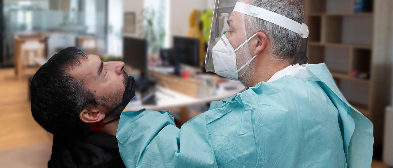 Un hombre haciendo una PCR . De fondo, una oficina vacía