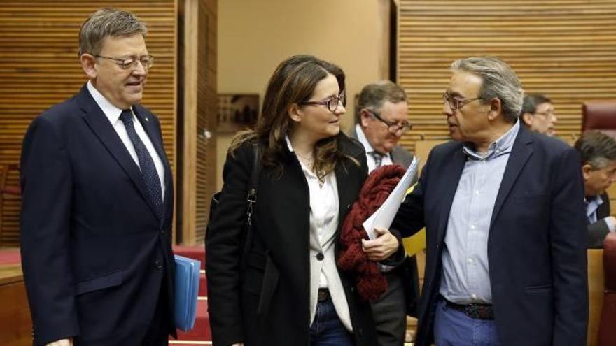 Puig, junto a Oltra y Mata, en las Corts el pasado mes de noviembre.