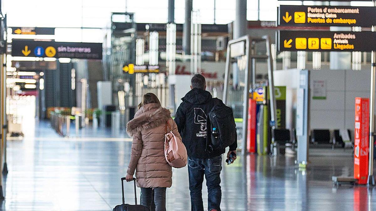 Las restricciones a los viajes han dejado el aeropuerto bajo mínimos este invierno.