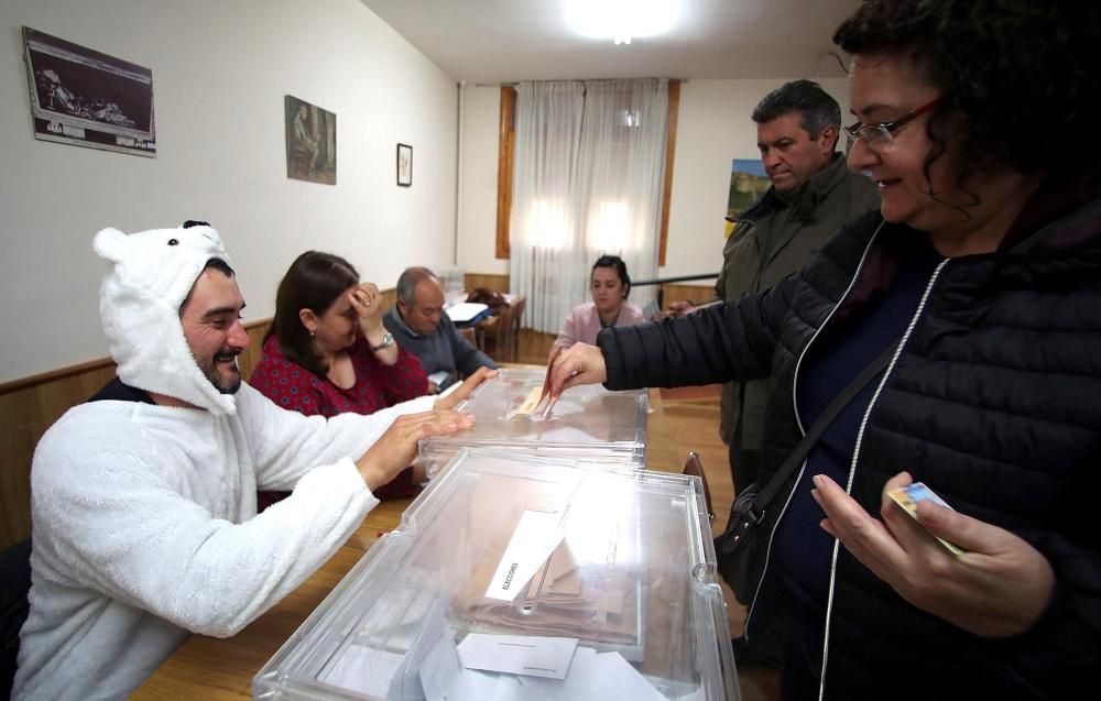 El presidente de la mesa electoral instalada en ...