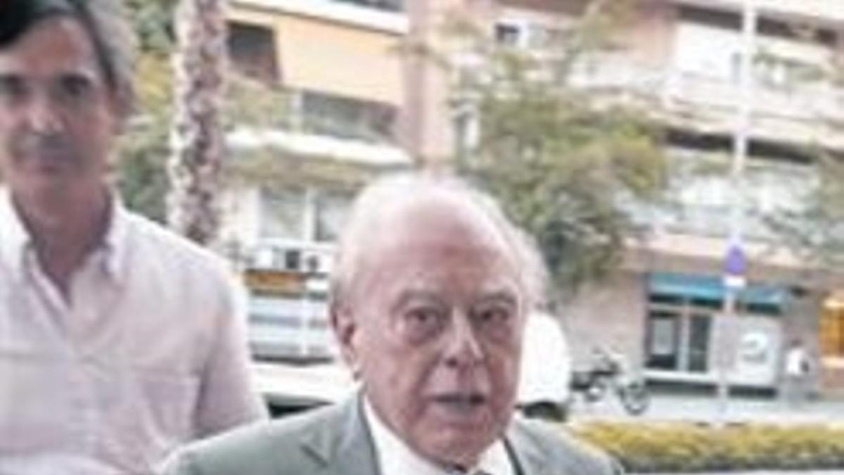 Jordi Pujol Soley, entrando en su casa en Barcelona, en septiembre.