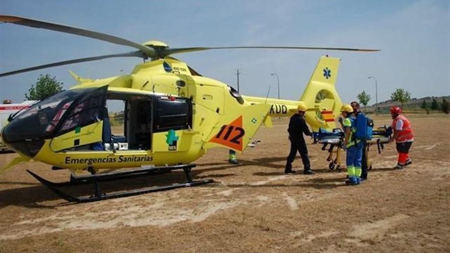 Un varón es trasladado a Cáceres en helicóptero tras un accidente de tráfico en Puebla de Obando