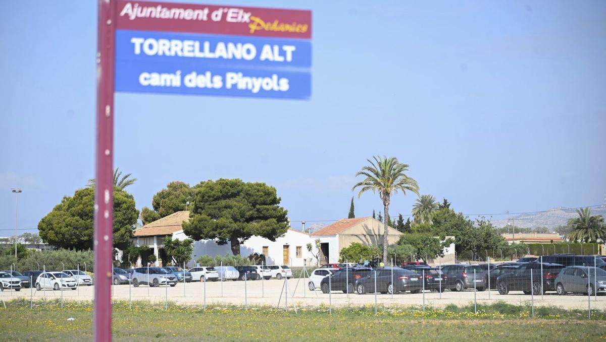 El aparcamiento de vehículos de una empresa de rent a car está entre el casco urbano de Torrellano, varias fincas privadas y el Parque Empresarial. | ÁXEL ÁLVAREZ