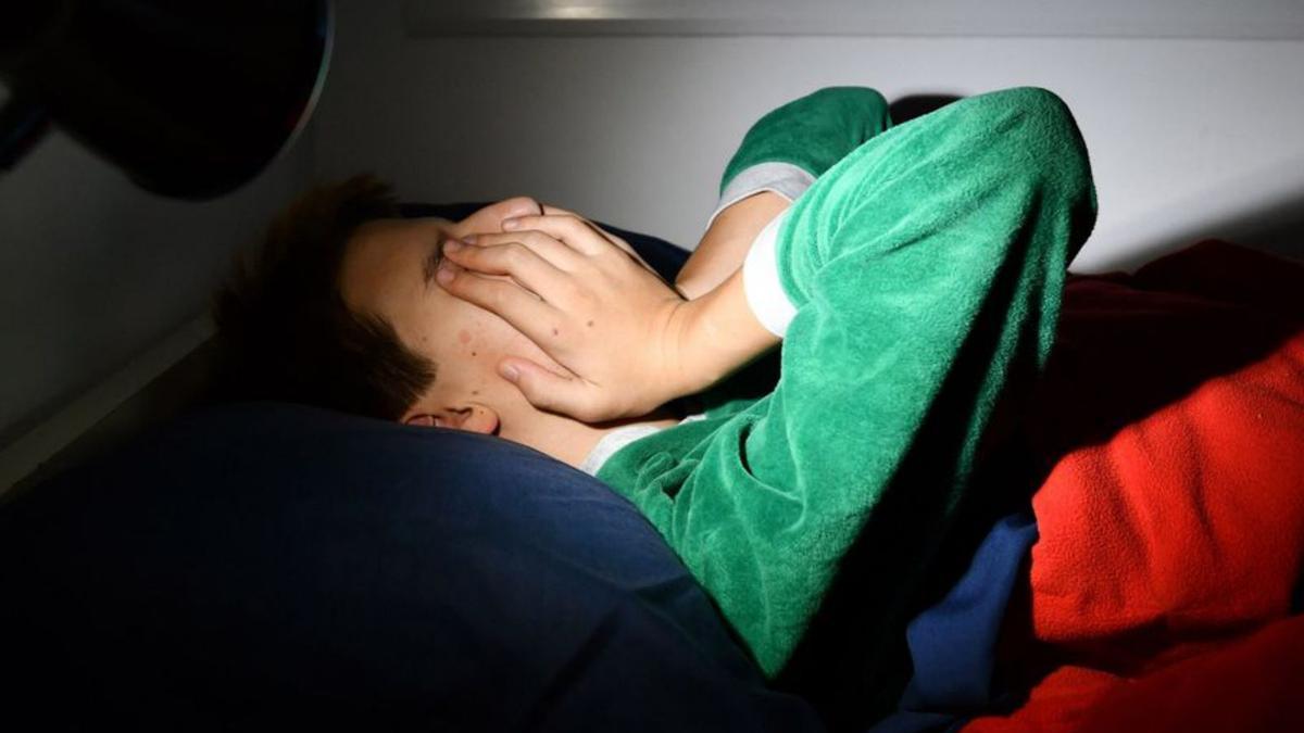 Un joven muestra dificultad para dormir. | | GUSTAVO SANTOS
