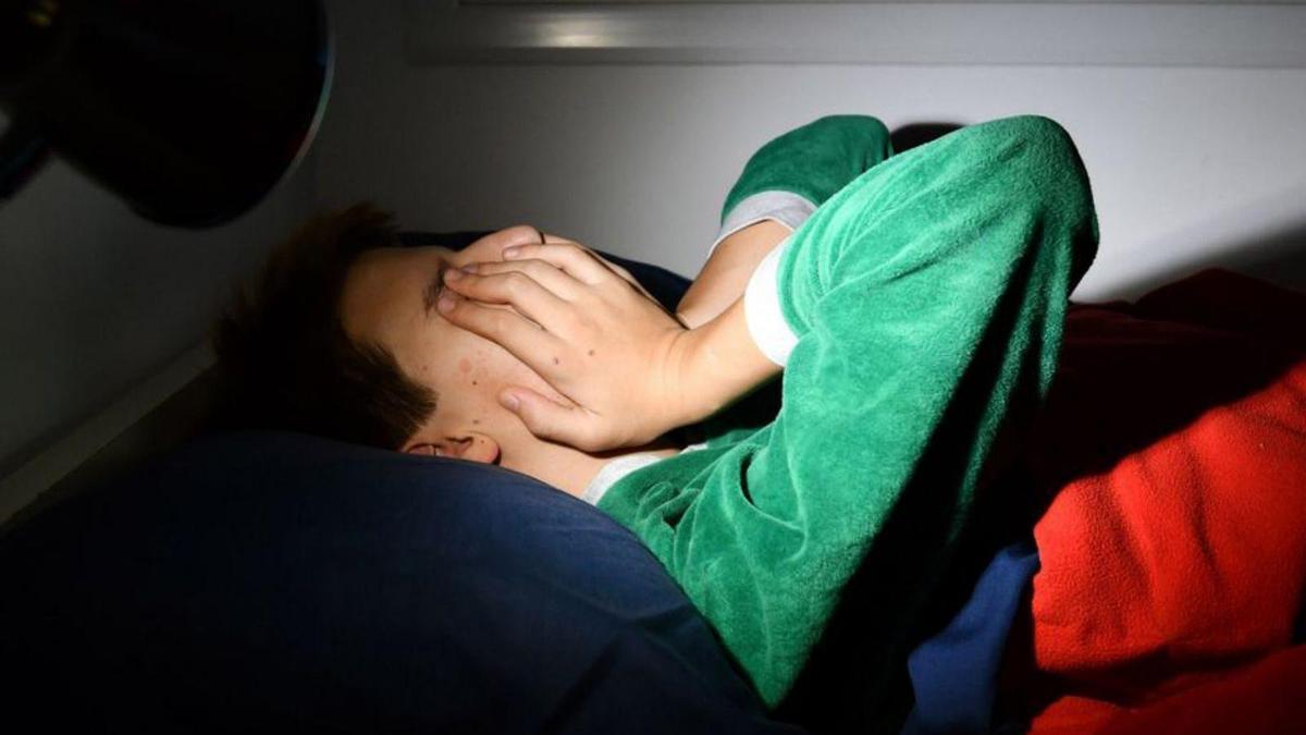 Un joven muestra dificultad para dormir.
